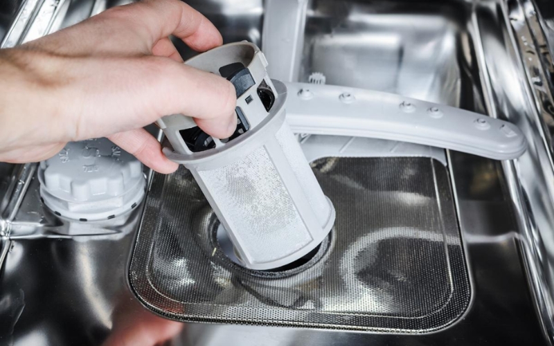 lam-the-nao- de-ve-sinh-may-rua-bat-dung-cach